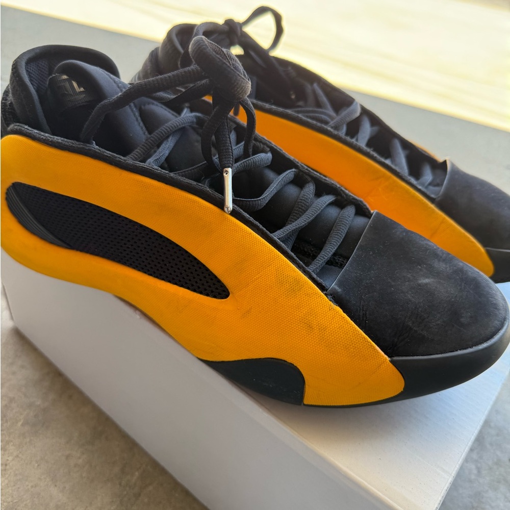 Adidas harden volume 8 men’s 10.5( insoles not included )